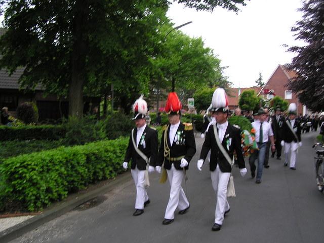 05_sa 15.jpg - Auftakt des Schützenfestes 2005 mit Kranzniederlegung und "Großer Zapfenstreich" erstmals unter Führung von Oberst Klemens Kersting.